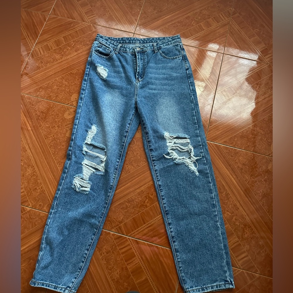 I’m selling these jeans because they don’t fit me how i want them to fit.